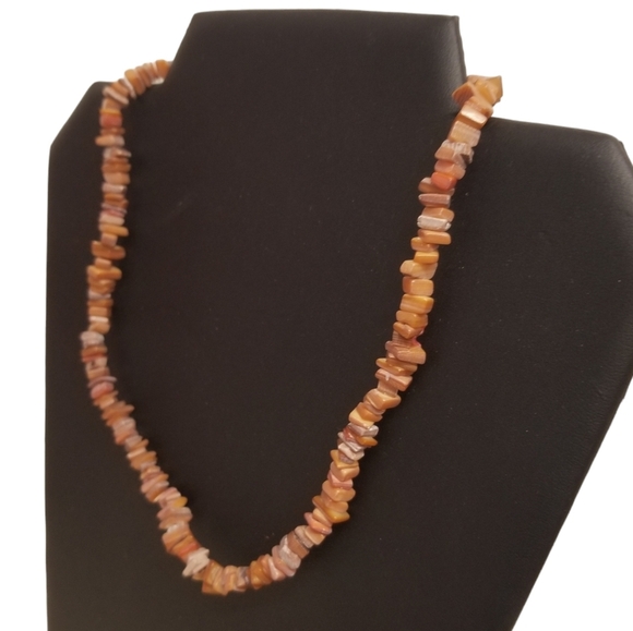 VINTAGE ABALONE SHELL CHIP BOHO NECKLACE WITH MAGNETIC CLASP CLOSURE - Picture 2 of 4